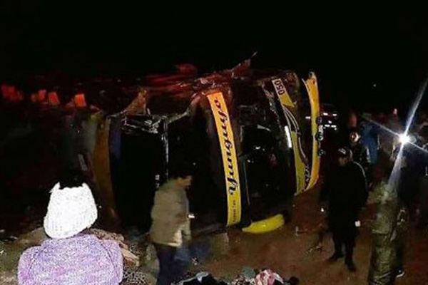 Mueren 18 personas por choque de autobús en sureste de Perú