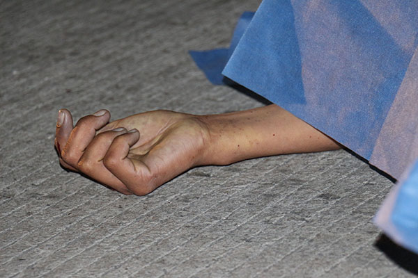 Hallan cadáver de un hombre envuelto en una colchoneta