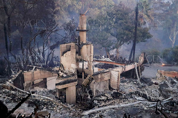 Aumenta a 31 la cifra de muertos por incendios forestales en California