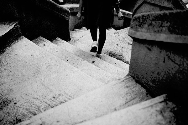 Como un castillo de naipes: una mujer es “tragada” por el pavimento
