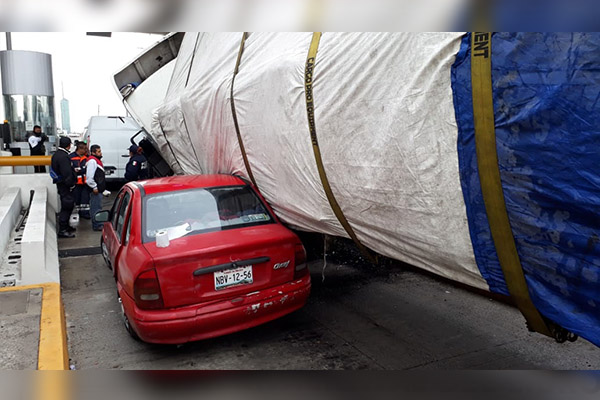 Se salvan de ser embestidos por un tractocamión sin frenos