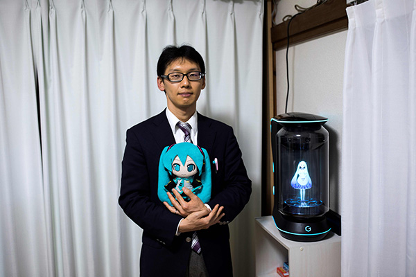 Hombre contrae matrimonio… ¡con un holograma!