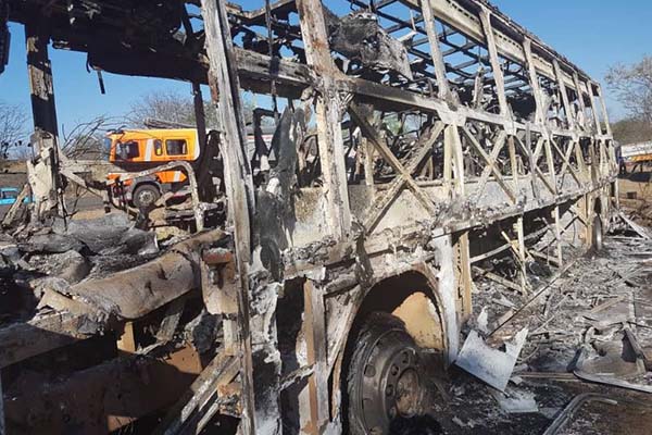 Al menos 42 muertos y 30 heridos al incendiarse un autobús en Zimbabue