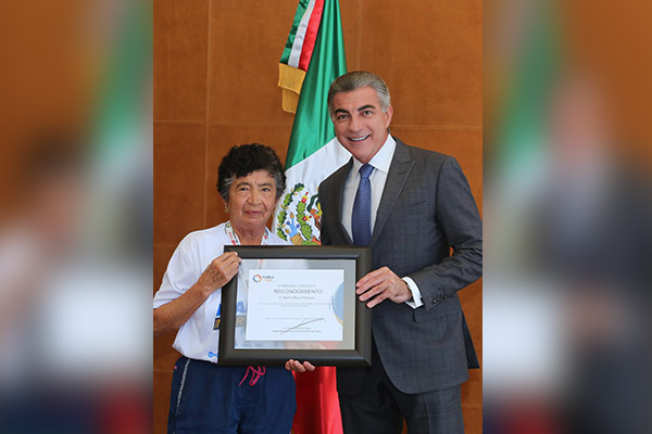 Reconoce Tony Gali a la maratonista Martha Rojas