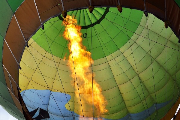 Un globo aerostático cargado de fuegos artificiales explota sobre una multitud