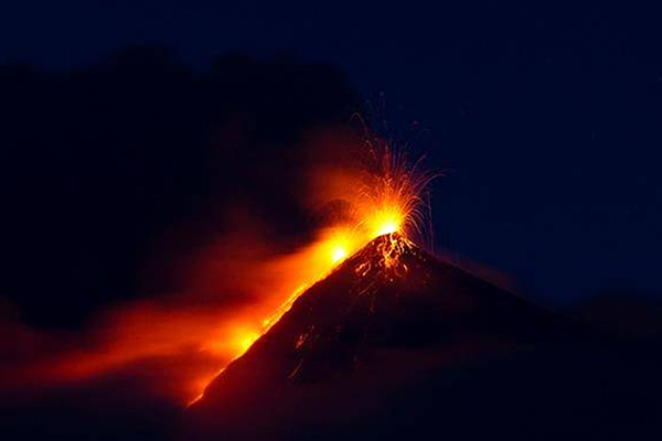 Desalojan a más de 500 personas por erupción de volcán de Fuego