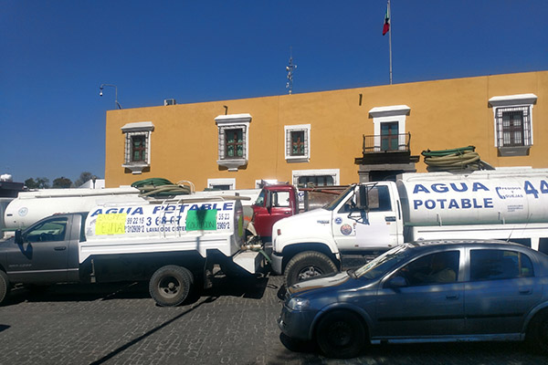 Protestan piperos en Casa Aguayo por robo de unidades