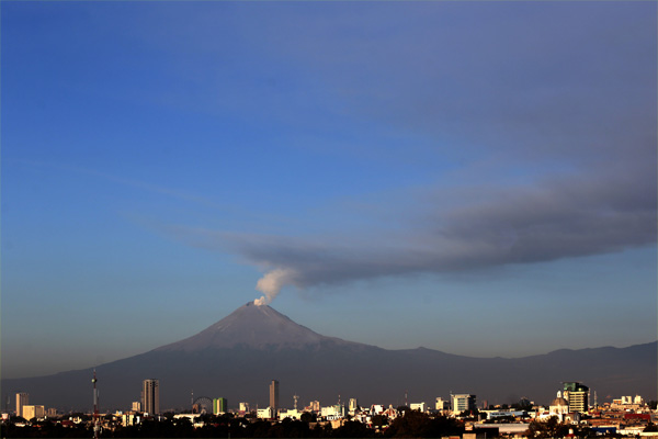 Amanece Popocatepétl con fumarolas de vapor de agua y ligera ceniza