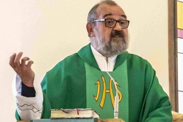 Destituyen a clérigo tras robar limosnas para apostar por internet