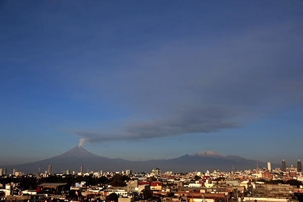 Leve explosión del Popocatépetl se propaga hacia Puebla