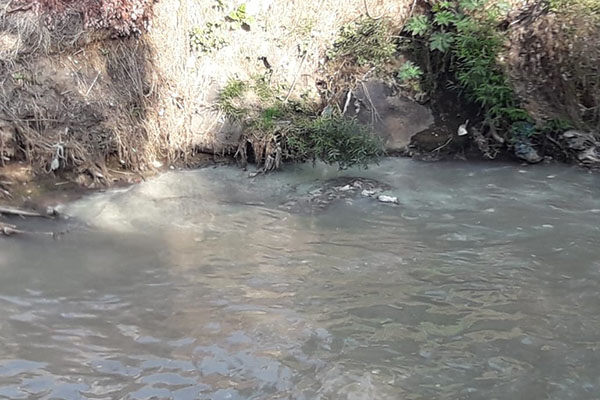 Se derrama combustible en el Atoyac por toma clandestina