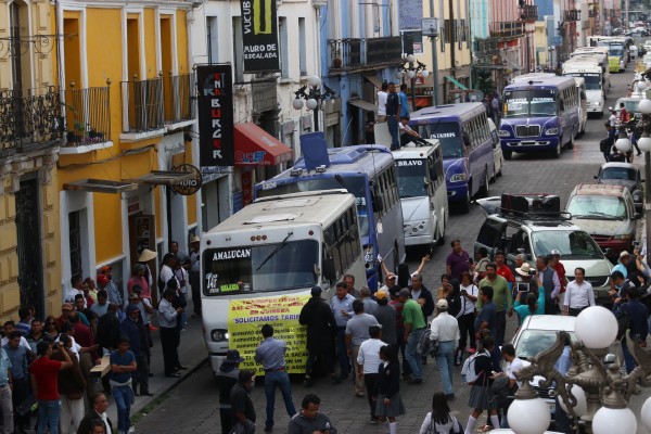 Niegan alza de pasaje a transportistas y toman el Congreso