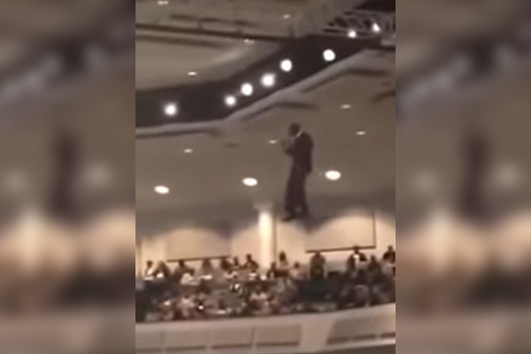 ¿Un milagro? Pastor entra "volando" a la iglesia y se hace viral (videos)