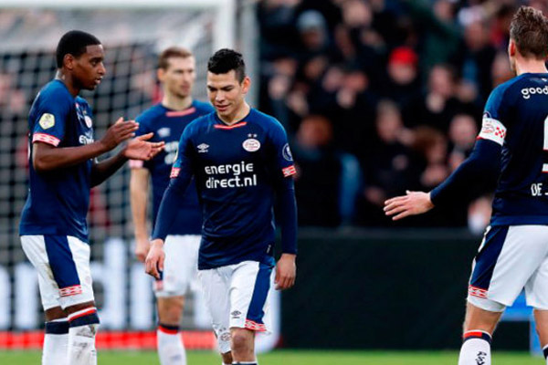 Con "Chucky" y "Guti", PSV pierde invicto por 2-1 ante Feyenoord