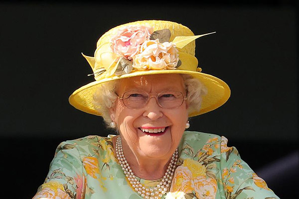 Demasiada presión: un niño “huye” de la reina Isabel II (video)