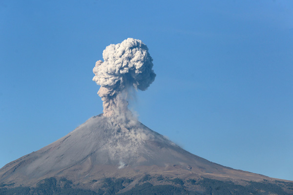 Popocatépetl emite fumarola de más de un kilómetro de altura