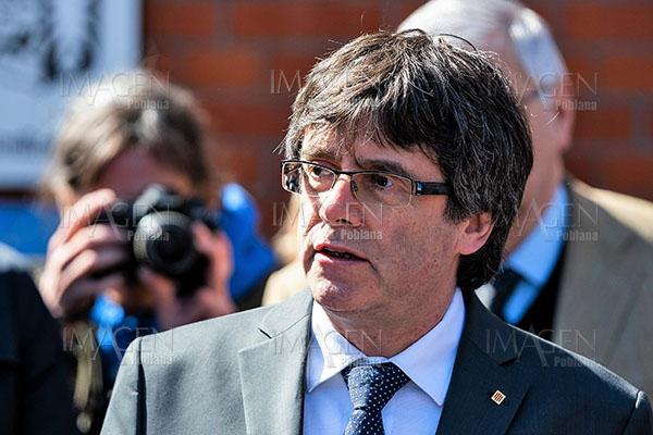 Denuncian a Puigdemont por presunto desvío de fondos públicos
