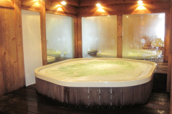Sorprenden a prófuga bañándose en un jacuzzi… ¡con el uniforme de la cárcel puesto!