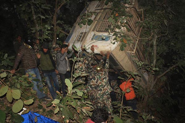 Autobús escolar se precipita a barranco en Nepal; hay 23 muertos