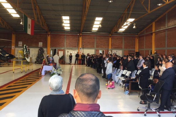 Rinden homenaje al capitán Roberto Coppe en el hangar del gobierno estatal