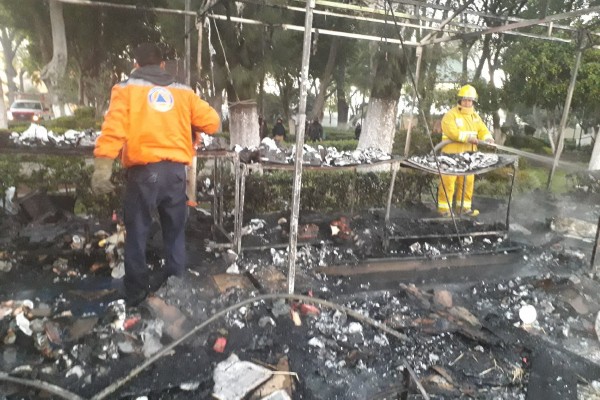 Arde mercado navideño en el zócalo de San Pedro Cholula