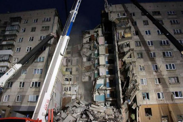 Asciende a 24 cifra de fallecidos por derrumbe de un edificio en Rusia