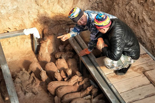 Descubren esculturas en una tumba de hace 2,000 años en China