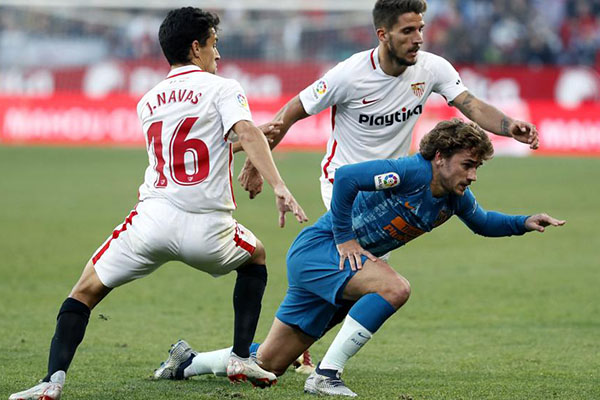 Sevilla y Atlético de Madrid empatan 1-1 en beneficio del Barcelona