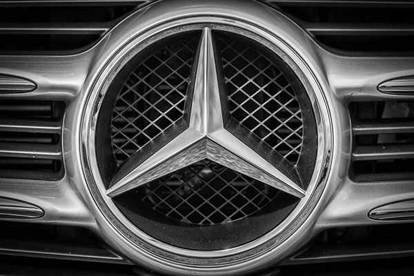 Un hombre rescata su Mercedes de dos ladrones armados con cuchillos