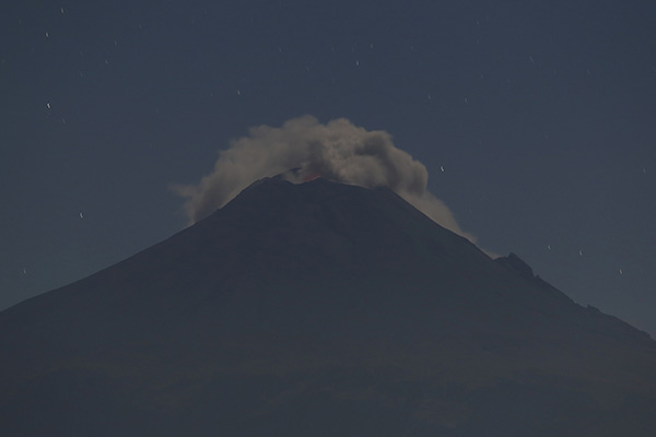 Popocatépetl mantuvo actividad fumarólica durante esta madrugada
