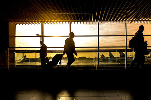 Un hombre se hace viral al arrastrar a su hija por el suelo de un aeropuerto