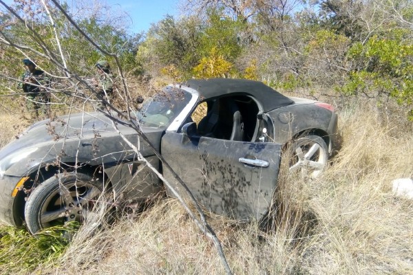 Ejército mexicano asegura vehículos, armas y combustible