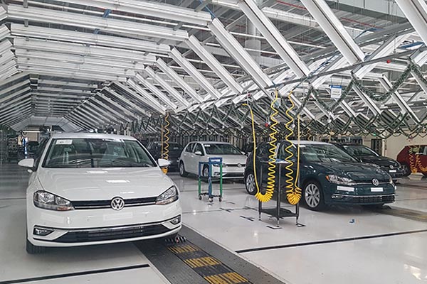 VW de México… candil de la calle, oscuridad de su casa