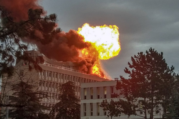 Reportan incendio y explosiones en la Universidad de Lyon