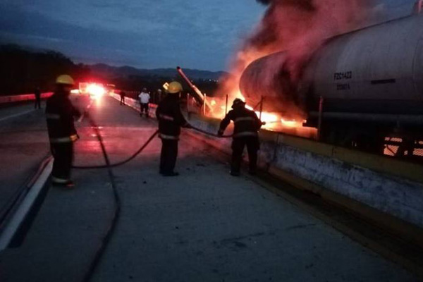 Se incendia pipa con combustible en Autopista México-Acapulco