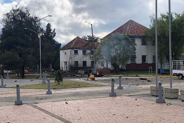 Estalla carro bomba frente a escuela de policía en Colombia