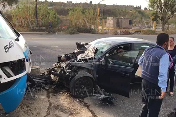 Perdió el control del auto y se estrelló contra un microbús; hay 10 heridos