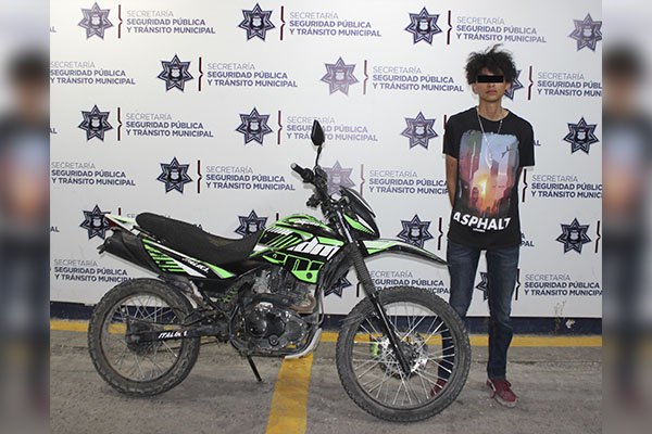 Lo sorprendieron robando una motocicleta estacionada
