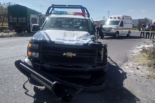 Heridos cuatro policías tras choque de patrulla con tractocamión