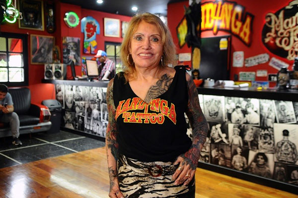 Joven de alma: una anciana argentina de 87 años se tatúa casi todo el cuerpo