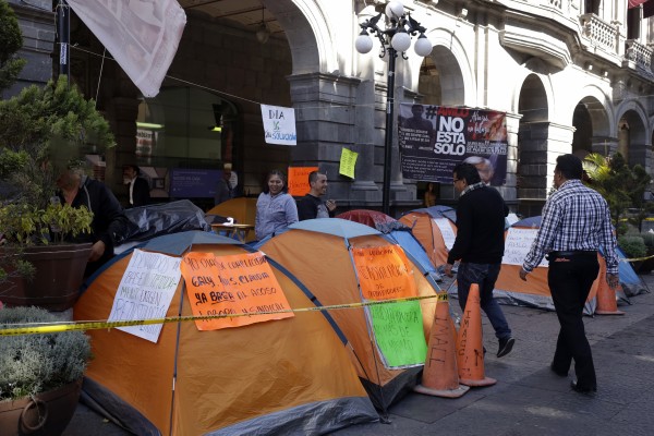 Extrabajadores se niegan a un acuerdo con Claudia Rivera; seguirán con plantón