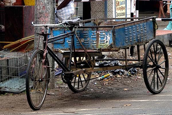 ¡De terror! Triciclo sin conductor transita en plena calle