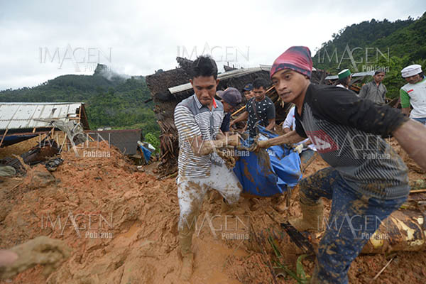 Aumenta a 68 el número de muertos por lluvias en Indonesia