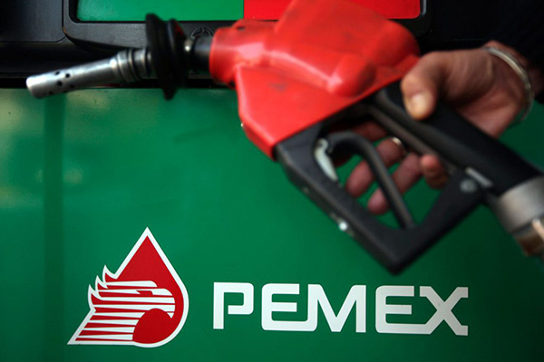 Fitch rebaja calificaciones de Pemex