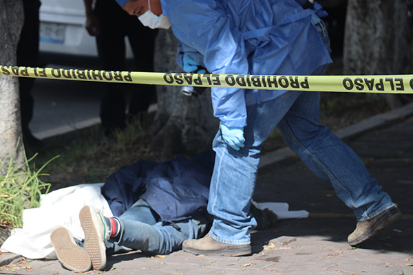 Hallan cadáver de un hombre en la calle con un tiro en la cabeza