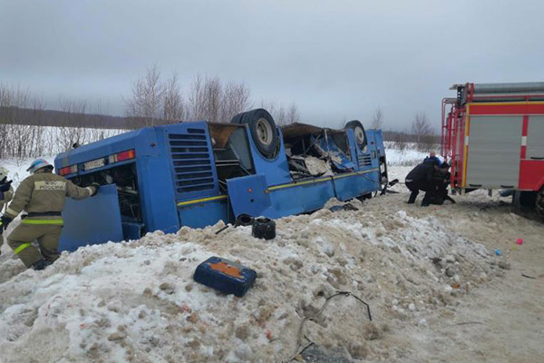 Sube a siete la cifra de muertos tras volcadura de autobús con niños en Moscú