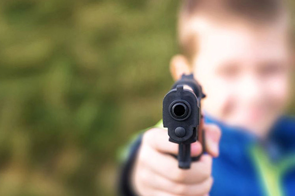 ¡Niño dispara en la cara a su madre embarazada!