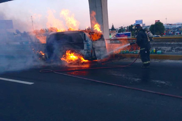 Se incendia una combi en la autopista