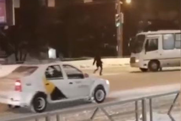 El día en que un peatón atropelló a un autobús