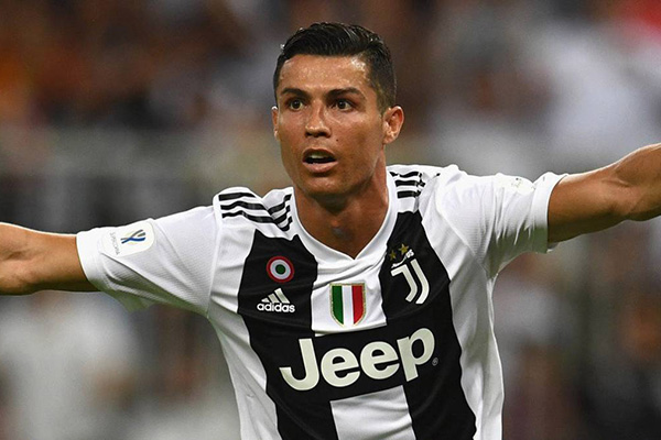 Cristiano Ronaldo noquea a su propio compañero con fuerte pelotazo (video)